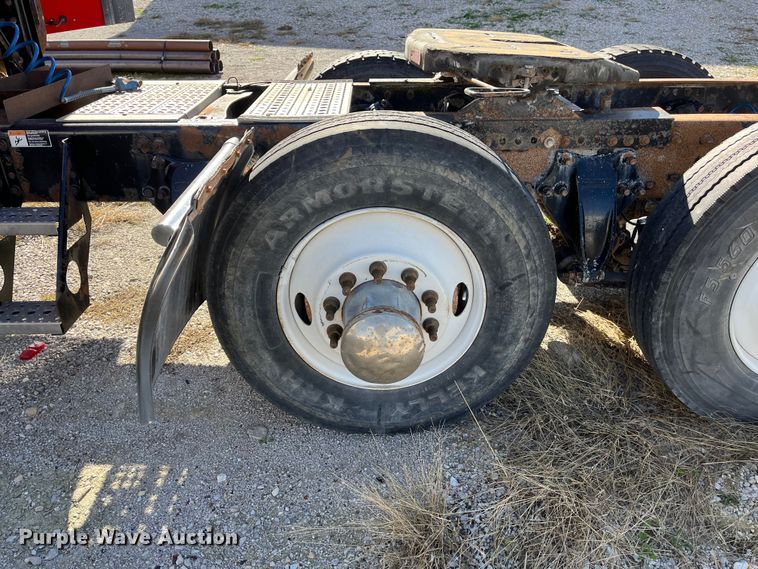 image for item ED2359 2004 Freightliner Columbia semi truck