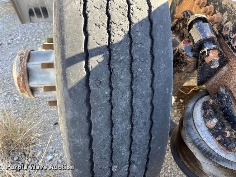 image for item ED2359 2004 Freightliner Columbia semi truck