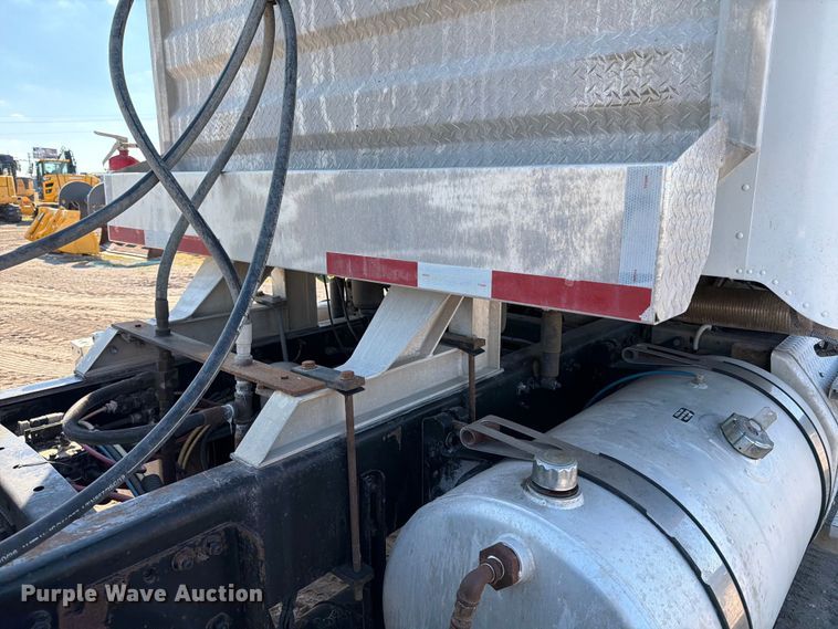 image for item ED4994 2013 Freightliner Coronado semi truck