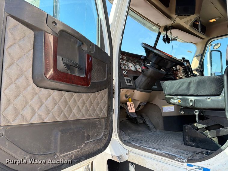 image for item ED4994 2013 Freightliner Coronado semi truck