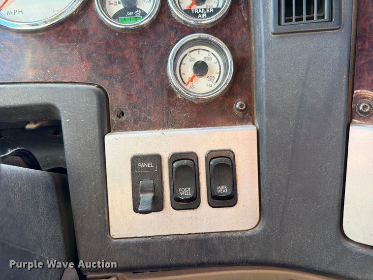 image for item ED4994 2013 Freightliner Coronado semi truck