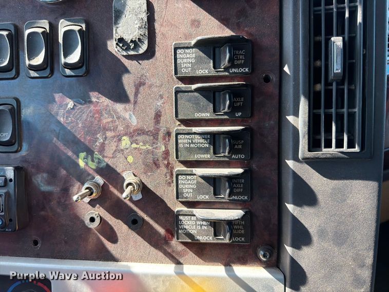 image for item ED4994 2013 Freightliner Coronado semi truck