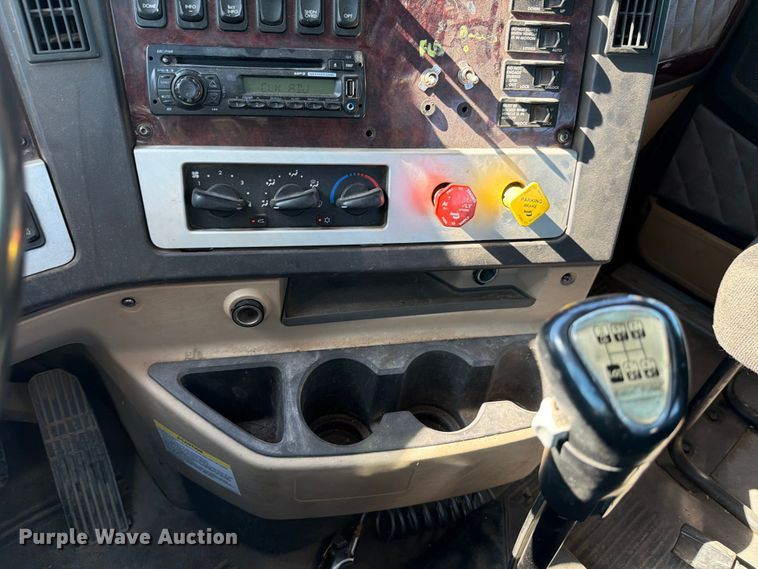 image for item ED4994 2013 Freightliner Coronado semi truck