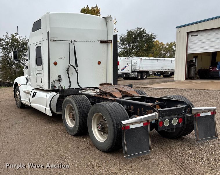 image for item EE4222 2011 Kenworth T660 semi truck