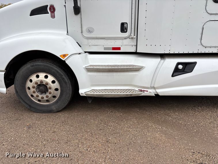 image for item EE4222 2011 Kenworth T660 semi truck