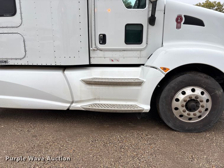 image for item EE4222 2011 Kenworth T660 semi truck