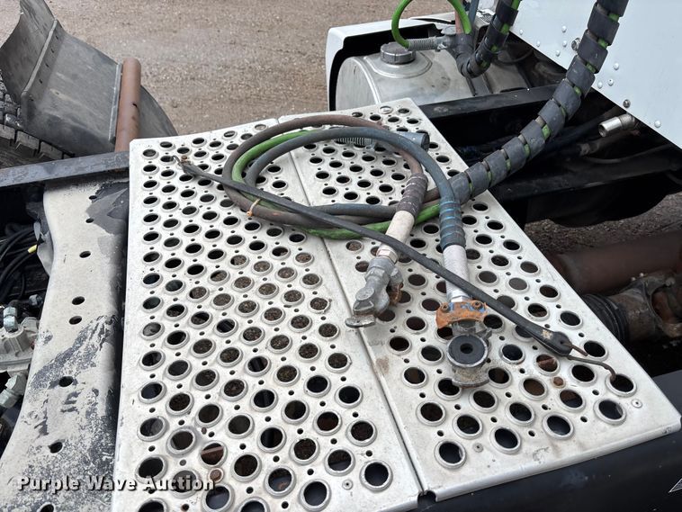 image for item EE4222 2011 Kenworth T660 semi truck