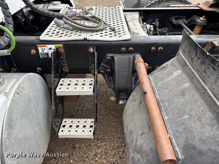 image for item EE4222 2011 Kenworth T660 semi truck