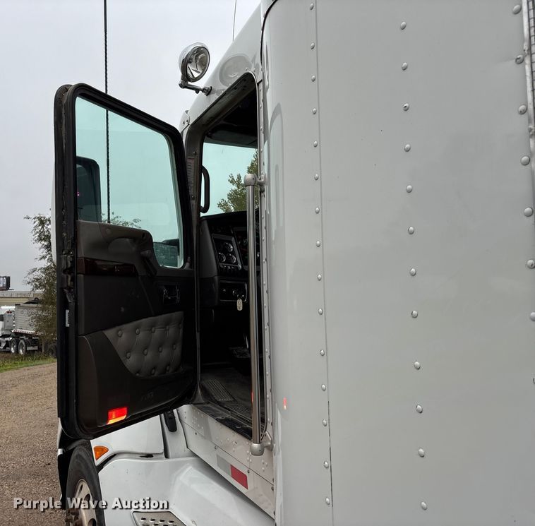 image for item EE4222 2011 Kenworth T660 semi truck