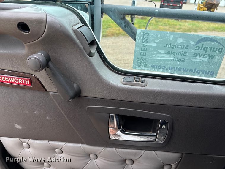 image for item EE4222 2011 Kenworth T660 semi truck