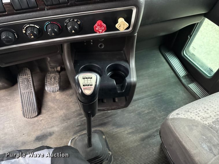 image for item EE4222 2011 Kenworth T660 semi truck