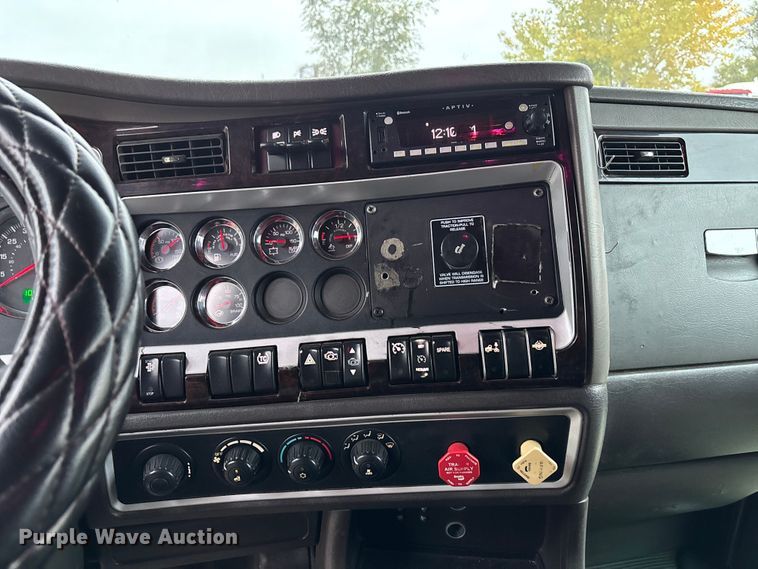 image for item EE4222 2011 Kenworth T660 semi truck