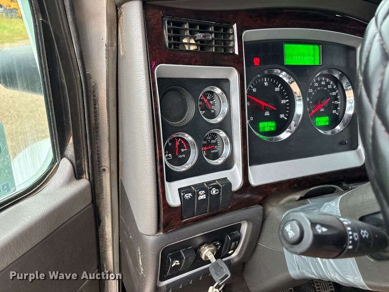 image for item EE4222 2011 Kenworth T660 semi truck