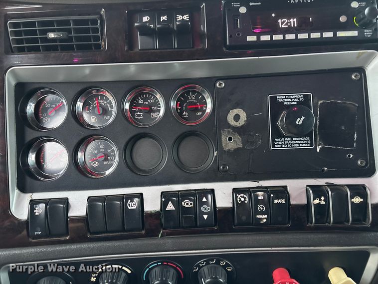 image for item EE4222 2011 Kenworth T660 semi truck