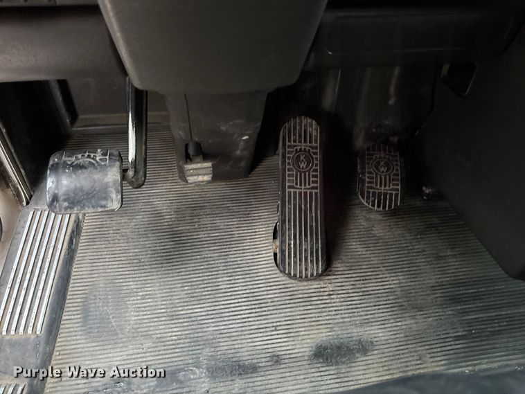 image for item EE4222 2011 Kenworth T660 semi truck