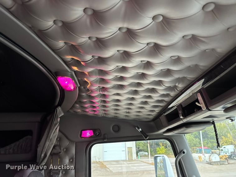 image for item EE4222 2011 Kenworth T660 semi truck