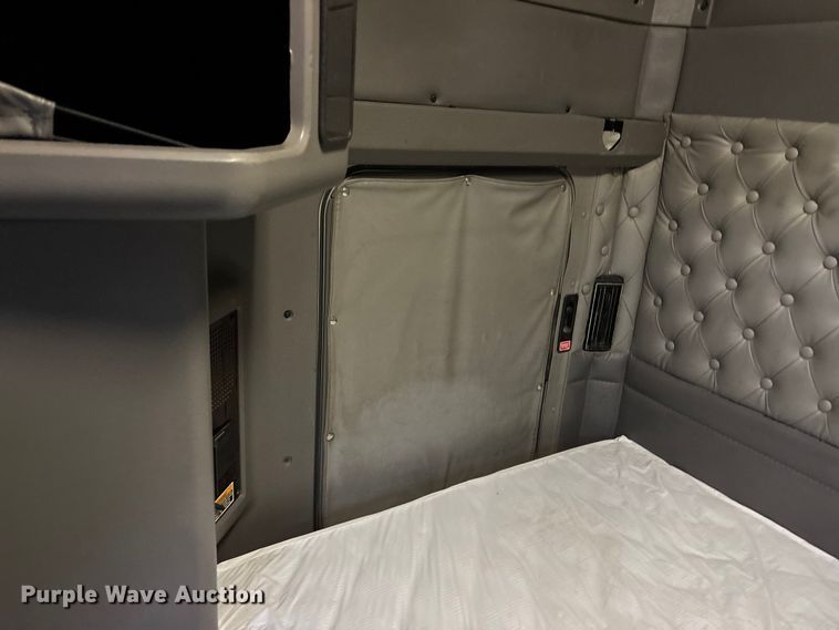 image for item EE4222 2011 Kenworth T660 semi truck