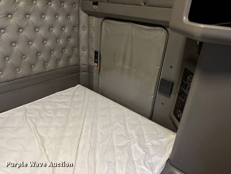 image for item EE4222 2011 Kenworth T660 semi truck