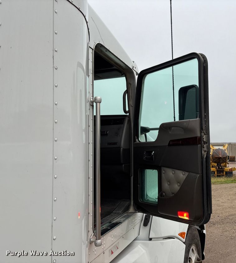 image for item EE4222 2011 Kenworth T660 semi truck