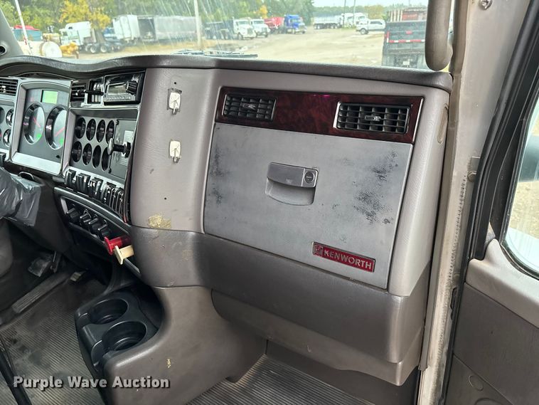 image for item EE4222 2011 Kenworth T660 semi truck