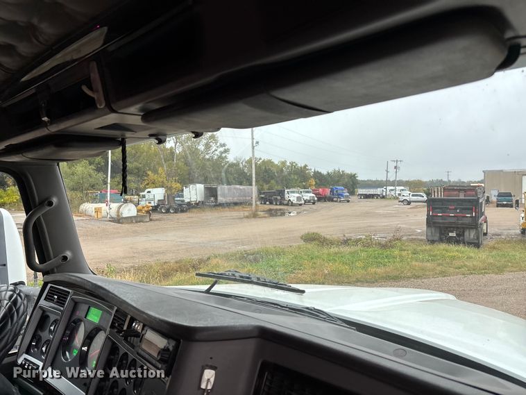 image for item EE4222 2011 Kenworth T660 semi truck