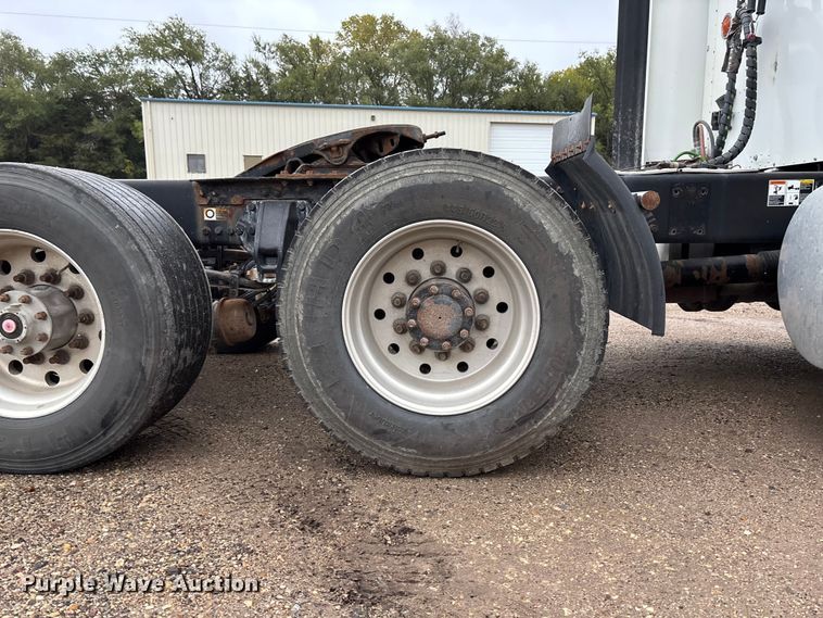 image for item EE4222 2011 Kenworth T660 semi truck