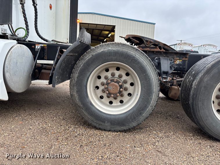 image for item EE4222 2011 Kenworth T660 semi truck