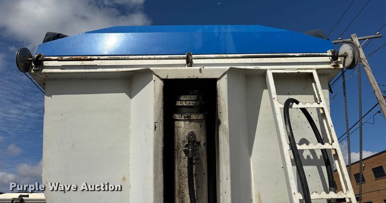 image for item EF2232 1999 Hilbilt end dump trailer