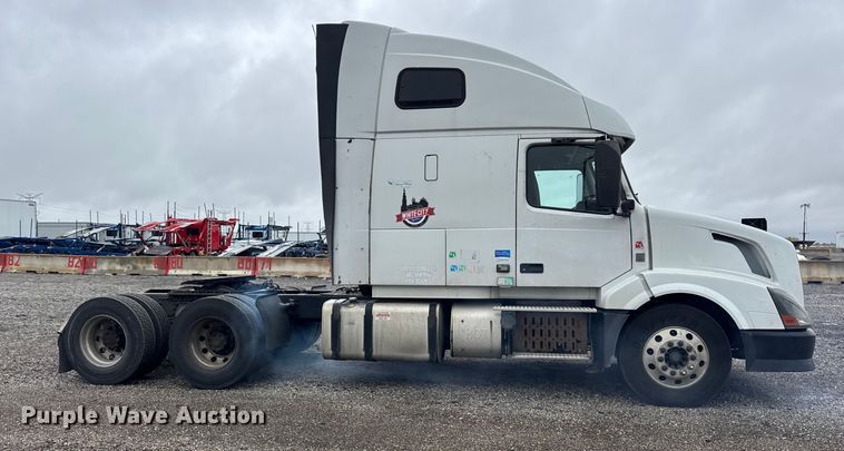 image for item EF2238 2015 Volvo VNL semi truck