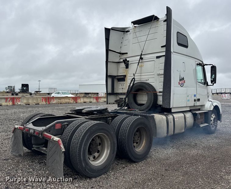 image for item EF2238 2015 Volvo VNL semi truck