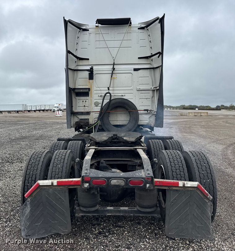 image for item EF2238 2015 Volvo VNL semi truck