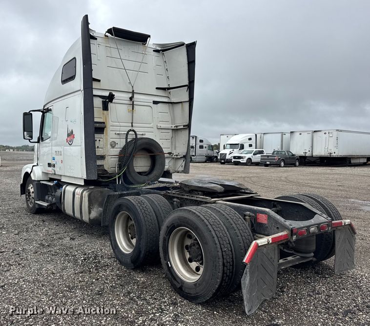 image for item EF2238 2015 Volvo VNL semi truck