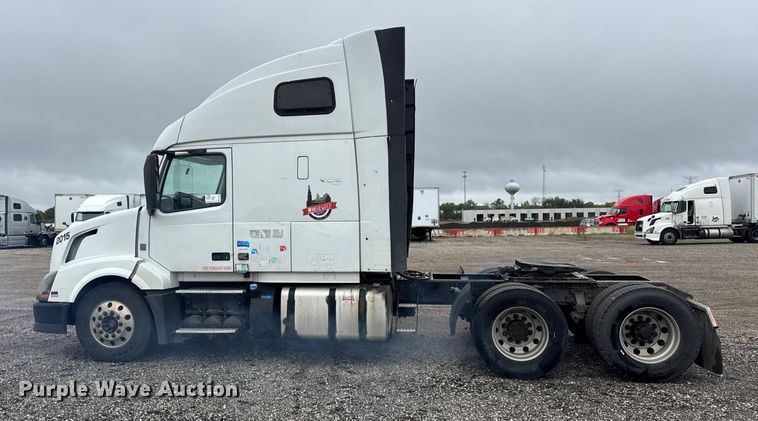 image for item EF2238 2015 Volvo VNL semi truck