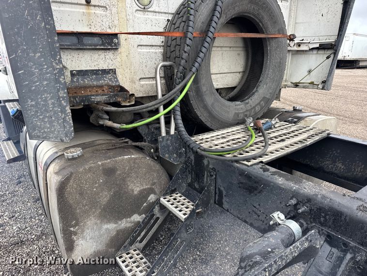 image for item EF2238 2015 Volvo VNL semi truck