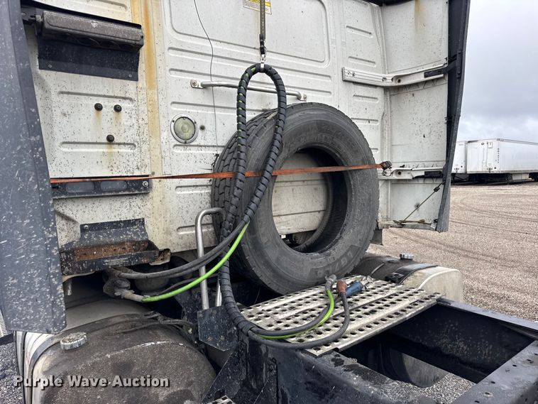 image for item EF2238 2015 Volvo VNL semi truck