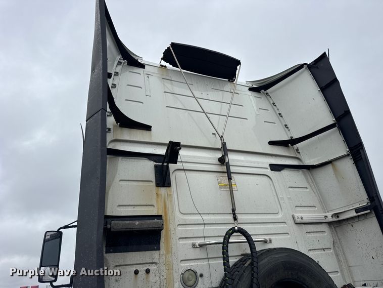 image for item EF2238 2015 Volvo VNL semi truck