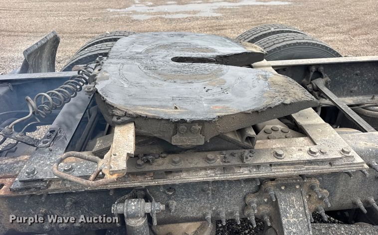 image for item EF2238 2015 Volvo VNL semi truck