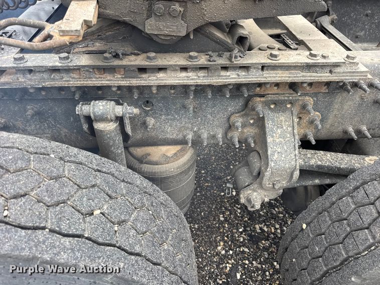 image for item EF2238 2015 Volvo VNL semi truck