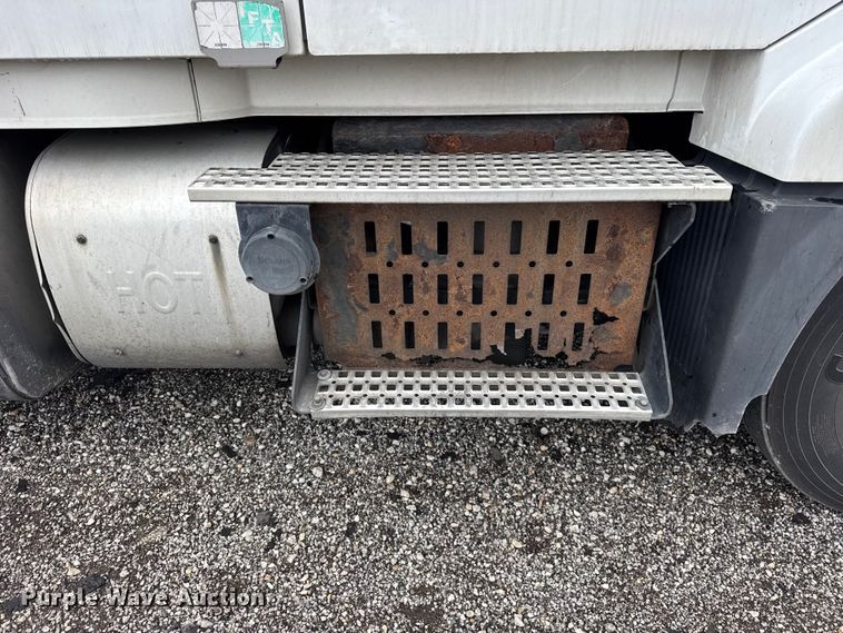 image for item EF2238 2015 Volvo VNL semi truck