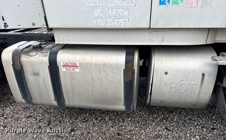 image for item EF2238 2015 Volvo VNL semi truck