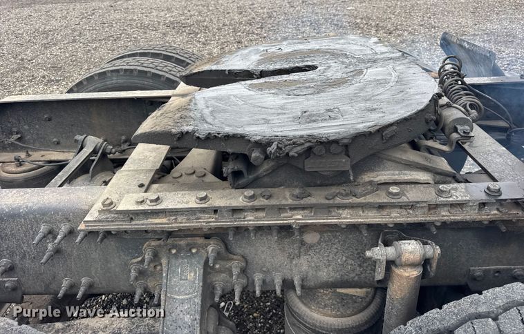 image for item EF2238 2015 Volvo VNL semi truck