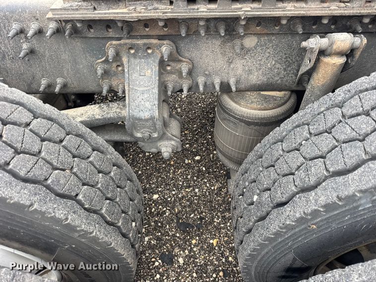 image for item EF2238 2015 Volvo VNL semi truck