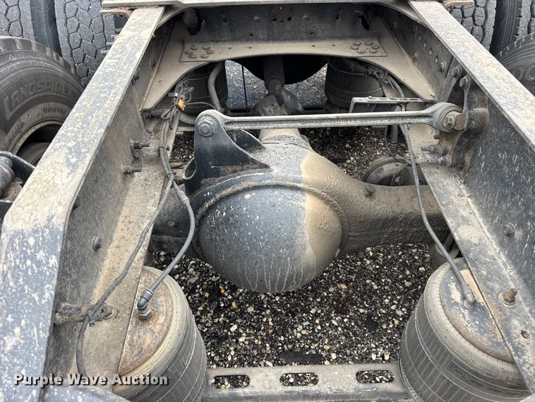 image for item EF2238 2015 Volvo VNL semi truck