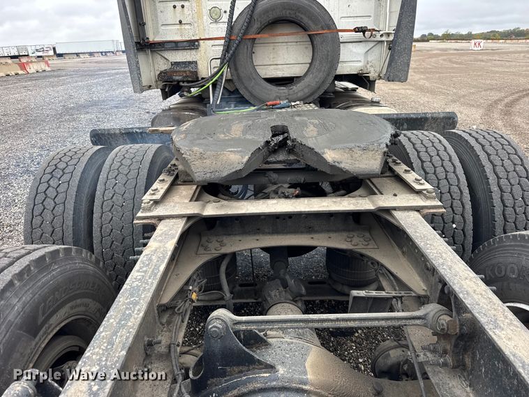 image for item EF2238 2015 Volvo VNL semi truck