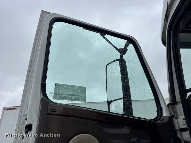 image for item EF2238 2015 Volvo VNL semi truck