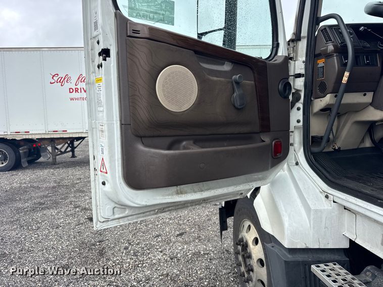 image for item EF2238 2015 Volvo VNL semi truck