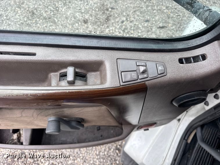 image for item EF2238 2015 Volvo VNL semi truck