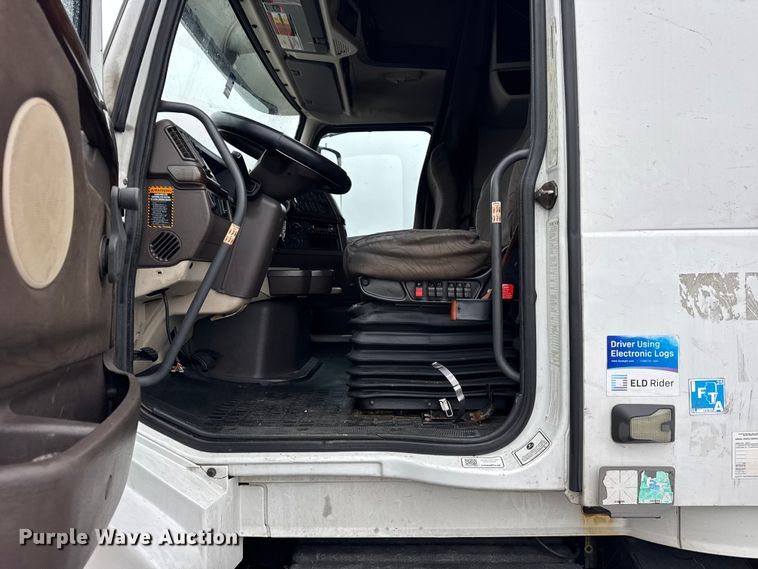 image for item EF2238 2015 Volvo VNL semi truck