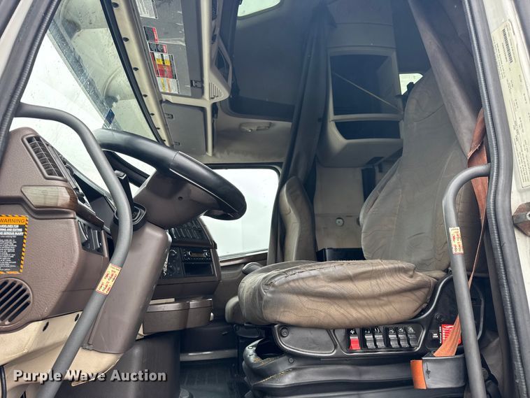 image for item EF2238 2015 Volvo VNL semi truck