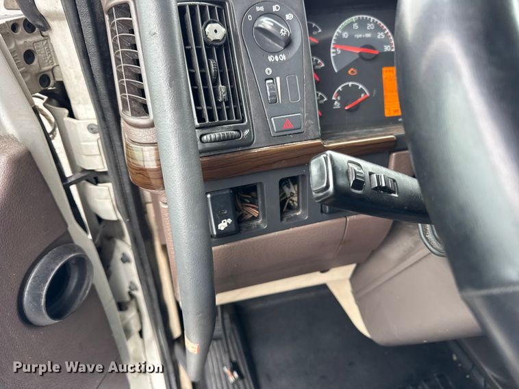 image for item EF2238 2015 Volvo VNL semi truck